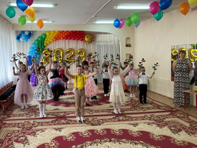 девочки в детском саду 